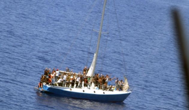 Jedrilica s imigrantima i dalje pluta kod Mljeta, foto: MORH