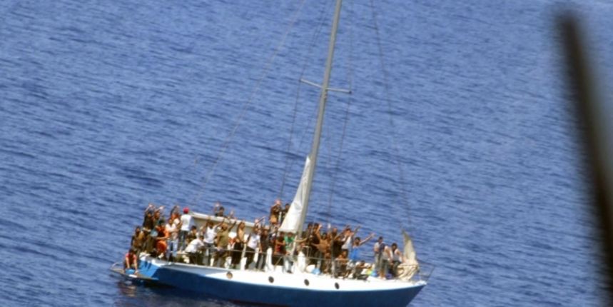 Jedrilica s imigrantima i dalje pluta kod Mljeta, foto: MORH