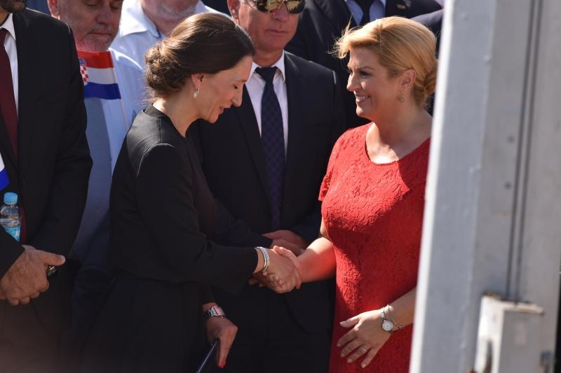 Uz zvukove hime “Lijepa naša” podignuta je zastava Republike Hrvatske na Kninskoj tvrđavi Uz zvukove hime “Lijepa naša” podignuta je zastava Republike Hrvatske na Kninskoj tvrđavi