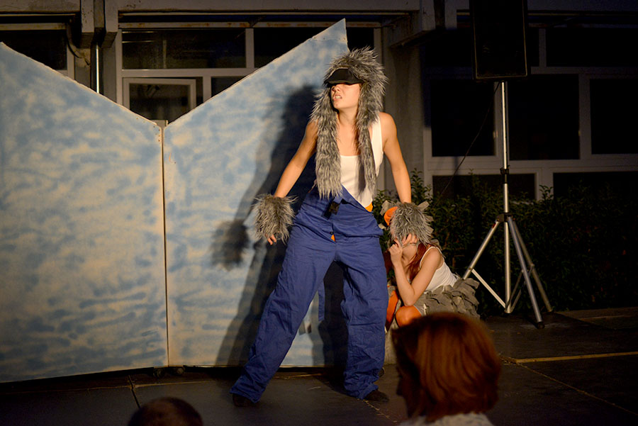 Ružno pače u izvedbi Dragon Teatra Ružno pače u izvedbi Dragon Teatra