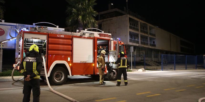 Split: brzom intervencijom vatrogasaca ugašen požar u staroj zgradi Dalmacijavina