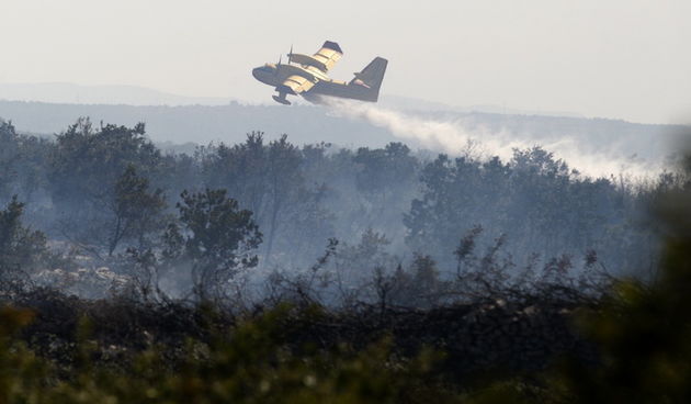 Visocane, 080811.
VOC Zadar zaprimio je danas nesto iza 13 sati dojavu o pozaru otvorenog prostora kod mjesta Visocane. Gori hrastova suma. U gasenju sudjeluju JVP Zadar i DVD Pljusak s 20 vatrogasaca i 5 vatrogasnih vozila, a ocekuje se i dolazak vatroga
