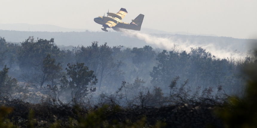 Visocane, 080811.
VOC Zadar zaprimio je danas nesto iza 13 sati dojavu o pozaru otvorenog prostora kod mjesta Visocane. Gori hrastova suma. U gasenju sudjeluju JVP Zadar i DVD Pljusak s 20 vatrogasaca i 5 vatrogasnih vozila, a ocekuje se i dolazak vatroga