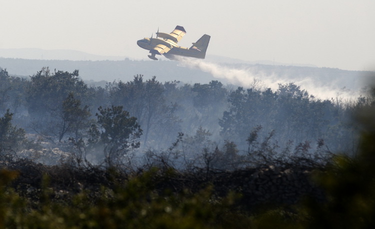 Visocane, 080811.
VOC Zadar zaprimio je danas nesto iza 13 sati dojavu o pozaru otvorenog prostora kod mjesta Visocane. Gori hrastova suma. U gasenju sudjeluju JVP Zadar i DVD Pljusak s 20 vatrogasaca i 5 vatrogasnih vozila, a ocekuje se i dolazak vatroga