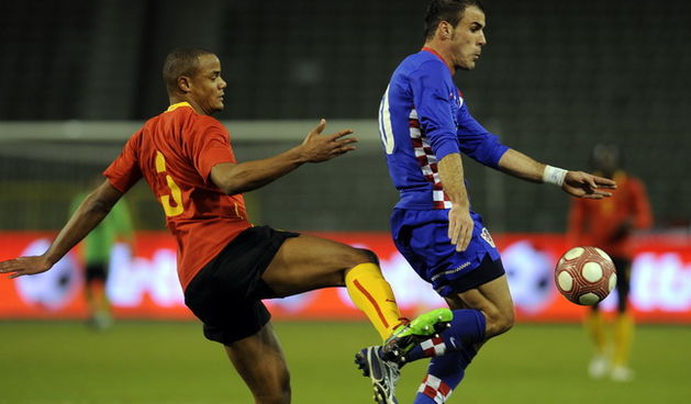Bruxelles, 030310.
Stadion Roi Baudouin bivsi Heysel.
Prijateljska utakmica izmedju Belgije i Hrvatske nogometne reprezentacije.
Na slici: Mate Bilic s loptom pored Vincent Kompany.
Foto: Drago Sopta / CROPIX