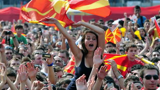 Skopje, 190911.
Unatoc jucerasnjem porazu u borbi za broncu, Makedonska kosarkarska reprezentacija je bila docekana na velicanstven nacin danas u Skoplju. Nekoliko desetak tisuca gradjana su na trgu Makedonija u Skoplju pozdravili makedonske heroje.
Foto Skopje, 190911.
Unatoc jucerasnjem porazu u borbi za broncu, Makedonska kosarkarska reprezentacija je bila docekana na velicanstven nacin danas u Skoplju. Nekoliko desetak tisuca gradjana su na trgu Makedonija u Skoplju pozdravili makedonske heroje.
Foto