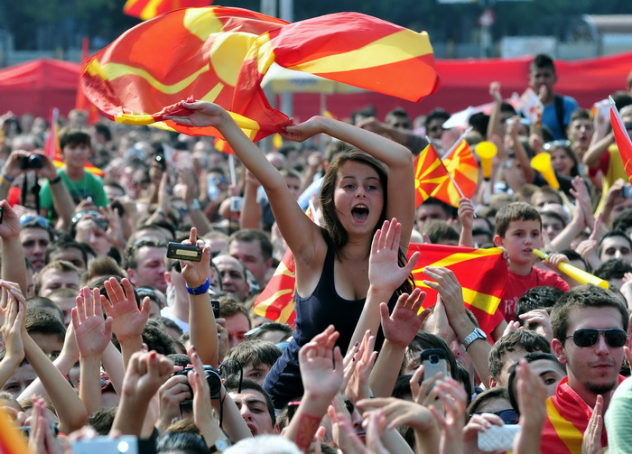 Skopje, 190911.
Unatoc jucerasnjem porazu u borbi za broncu, Makedonska kosarkarska reprezentacija je bila docekana na velicanstven nacin danas u Skoplju. Nekoliko desetak tisuca gradjana su na trgu Makedonija u Skoplju pozdravili makedonske heroje.
Foto Skopje, 190911.
Unatoc jucerasnjem porazu u borbi za broncu, Makedonska kosarkarska reprezentacija je bila docekana na velicanstven nacin danas u Skoplju. Nekoliko desetak tisuca gradjana su na trgu Makedonija u Skoplju pozdravili makedonske heroje.
Foto