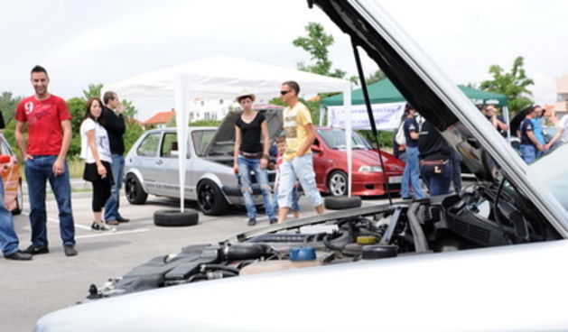 Zadar, 300510
Danas u popodnevnim satima na parkingu JK Uskoka predstavljen je novi automobilisticki klub “Zd Tunning”, automobilisticka udruga sa 20-ak canova koji promicu sportske automobilske djelatnosti bez stjecanja osobne dobiti. Klub je vec zabilje