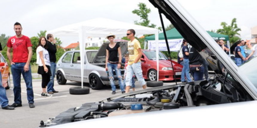 Zadar, 300510
Danas u popodnevnim satima na parkingu JK Uskoka predstavljen je novi automobilisticki klub “Zd Tunning”, automobilisticka udruga sa 20-ak canova koji promicu sportske automobilske djelatnosti bez stjecanja osobne dobiti. Klub je vec zabilje