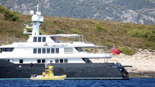 Članovi benda U2 David Howell Evans poznatiji kao The Edge i Adam Clayton odmaraju na Paklenim otocima u pauzi snimanja novog albuma