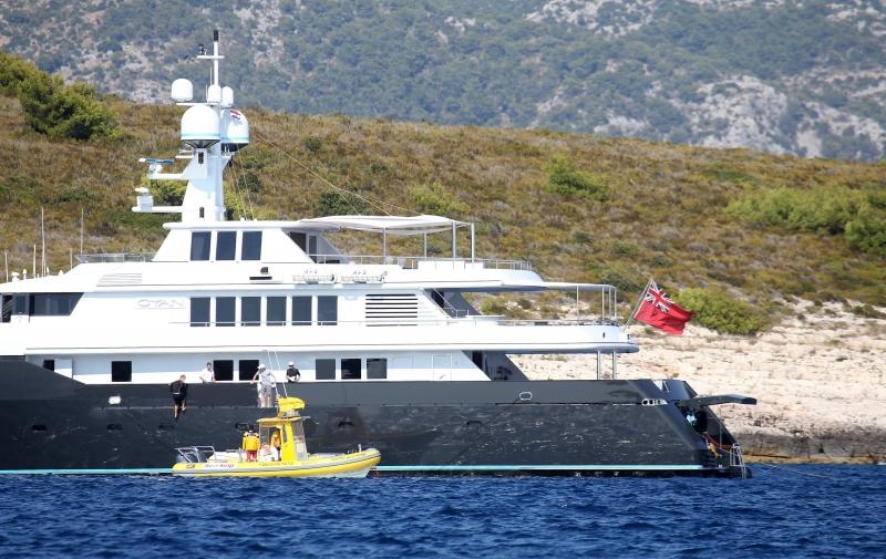 Članovi benda U2 David Howell Evans poznatiji kao The Edge i Adam Clayton odmaraju na Paklenim otocima u pauzi snimanja novog albuma