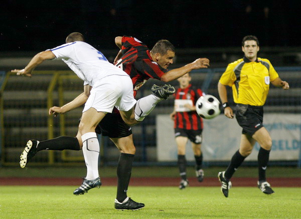Cakovec, 200809.
Na gradskom stadionu Cakovec igra se prvenstvena utakmica T-com Prve HNL izmedju NK Medjimurje i NK Zadar.
Na fotografiji: U bijelom Erdzan Beciri iz Zadra.
Foto: Andrej Svoger / Cropix