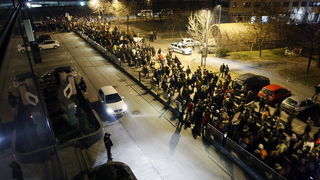 Zagreb, 040311.
Ilica.
Peti po redu, protuvladin prosvjed tzv. facebook grupe.
Na fotografiji: Prosvjednici ispred zgrade EPH
Foto: Davor Pongracic / CROPIX Zagreb, 040311.
Ilica.
Peti po redu, protuvladin prosvjed tzv. facebook grupe.
Na fotografiji: Prosvjednici ispred zgrade EPH
Foto: Davor Pongracic / CROPIX