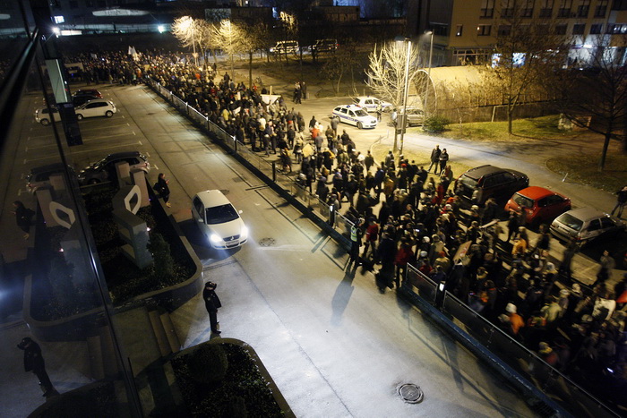 Zagreb, 040311.
Ilica.
Peti po redu, protuvladin prosvjed tzv. facebook grupe.
Na fotografiji: Prosvjednici ispred zgrade EPH
Foto: Davor Pongracic / CROPIX Zagreb, 040311.
Ilica.
Peti po redu, protuvladin prosvjed tzv. facebook grupe.
Na fotografiji: Prosvjednici ispred zgrade EPH
Foto: Davor Pongracic / CROPIX