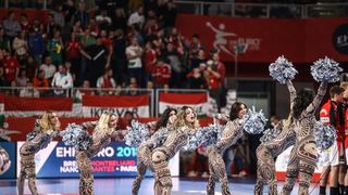 Plesačice zabavljale gledatelje na utakmici Danske i Mađarske