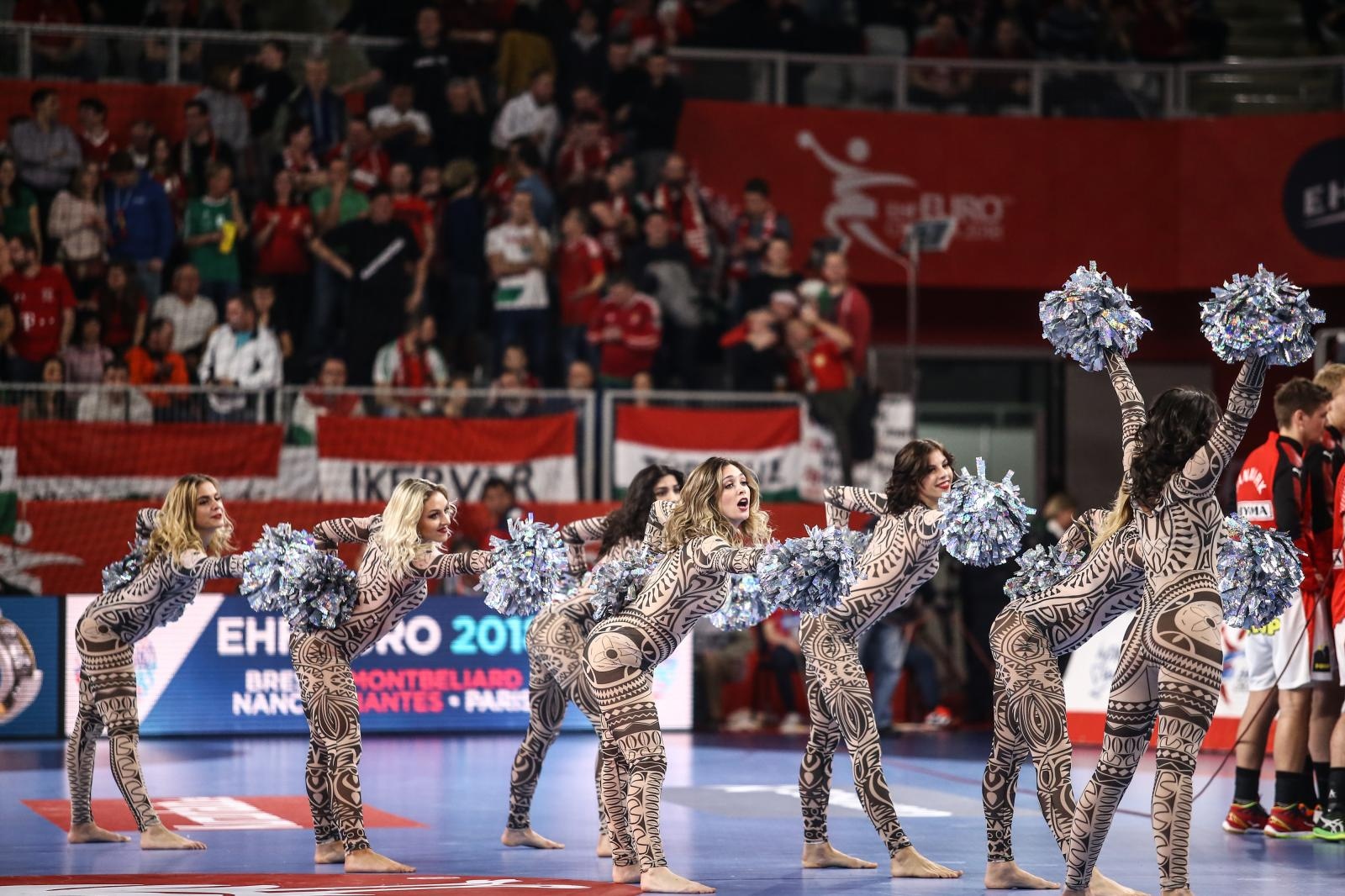 Plesačice zabavljale gledatelje na utakmici Danske i Mađarske