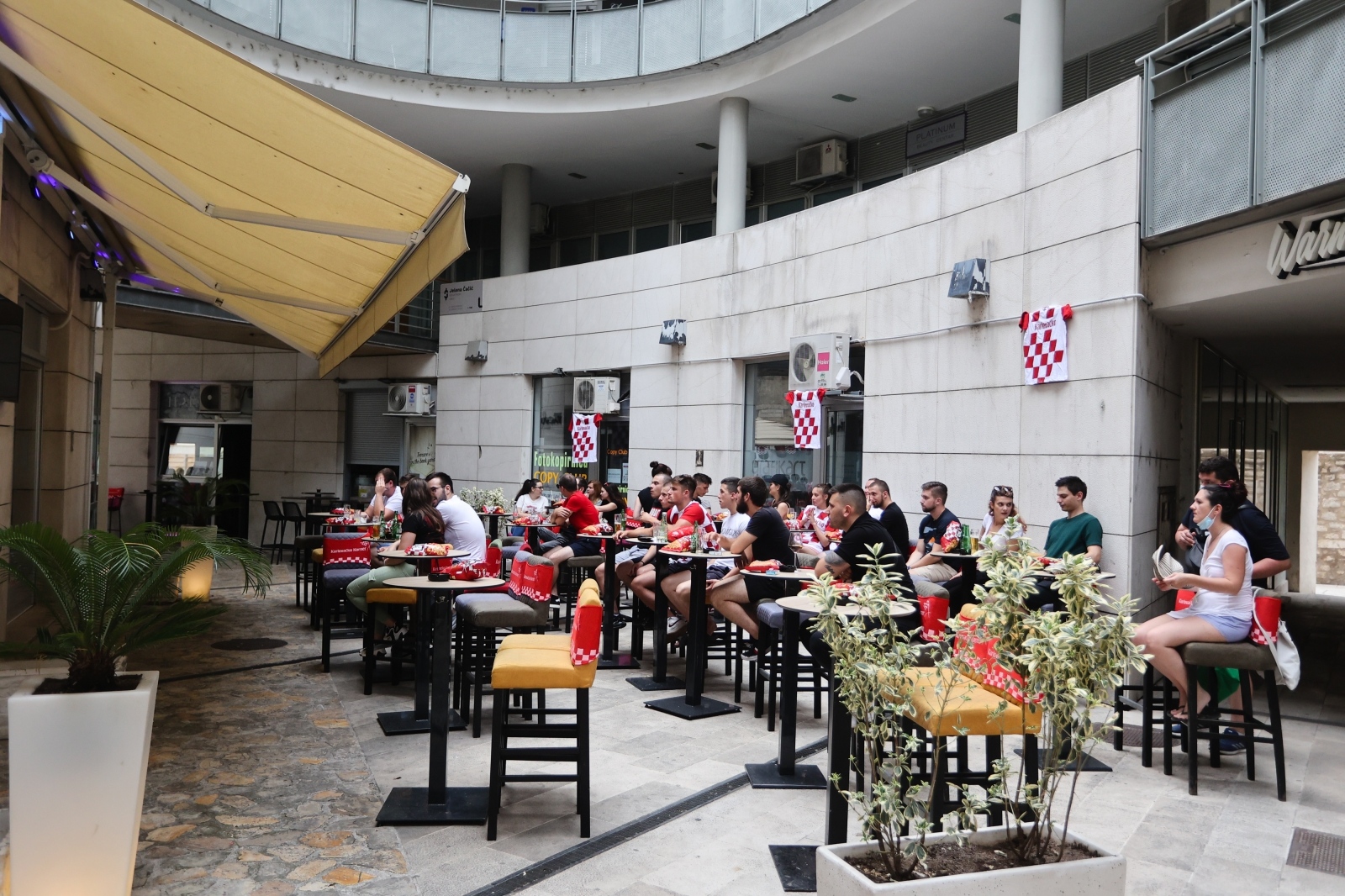 Navijači prate utakmicu Hrvatska – Engleska