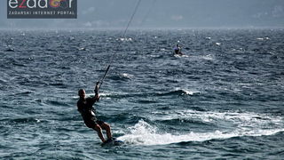 Guštanje surfera u jakom jugu Guštanje surfera u jakom jugu