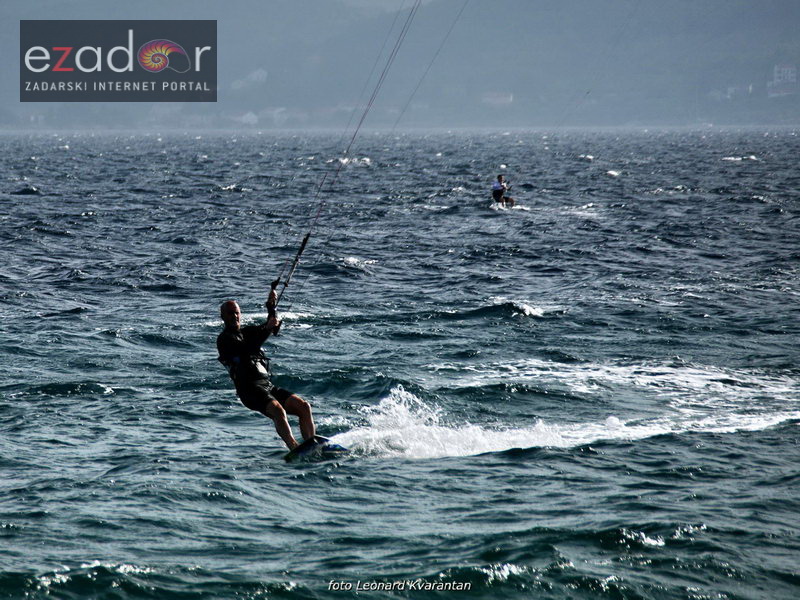 Guštanje surfera u jakom jugu Guštanje surfera u jakom jugu