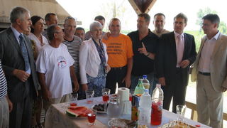 Zadar, 170710.
Jadranka Kosor pustila je u rad sustav za navodnavanje na poljoprivrednom podrucju Bastica.
Na slici: premijerka Jadranka Kosor slikala se s braniteljima koji na Bastici imaju odmoriste
Foto: Vladimir Ivanov / CROPIX