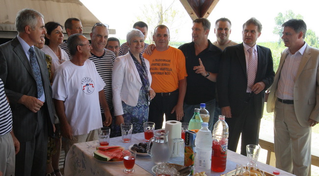 Zadar, 170710.
Jadranka Kosor pustila je u rad sustav za navodnavanje na poljoprivrednom podrucju Bastica.
Na slici: premijerka Jadranka Kosor slikala se s braniteljima koji na Bastici imaju odmoriste
Foto: Vladimir Ivanov / CROPIX