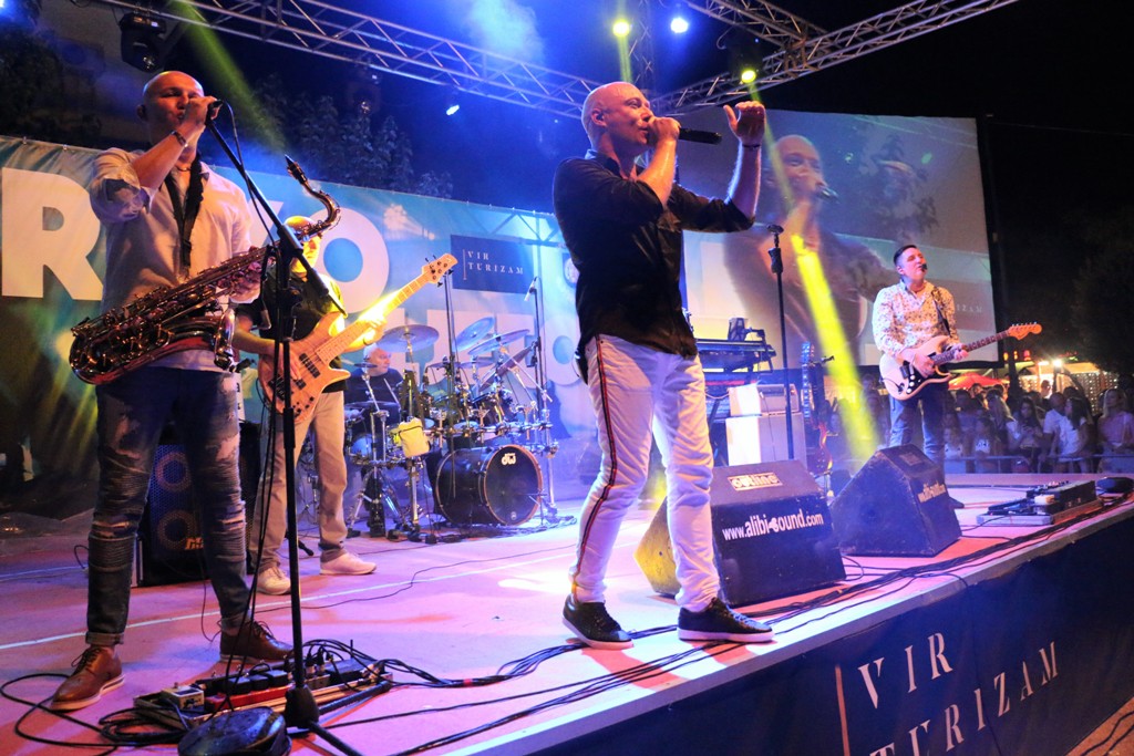 Prvi koncert popularnog slavonskog benda Vigor na otoku Viru