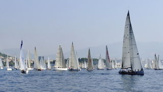 Split, 240911.Na 80.Mrduja jubilarnoj regati izislo 242 plovila u borbu za veliki trofej. Na startu vjetar nije bio naklonjen jedrilicarima pa su mnogi satima plutali u bonaci.Na slici:  regata.Foto: Jadran Babic / CROPIX