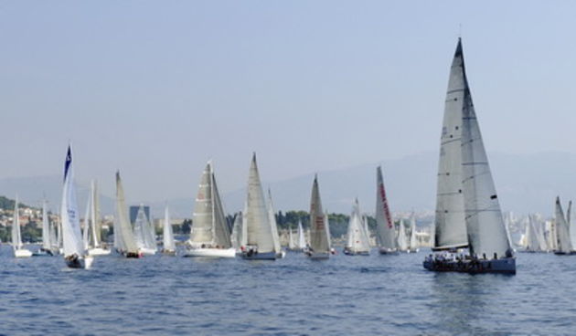 Split, 240911.Na 80.Mrduja jubilarnoj regati izislo 242 plovila u borbu za veliki trofej. Na startu vjetar nije bio naklonjen jedrilicarima pa su mnogi satima plutali u bonaci.Na slici:  regata.Foto: Jadran Babic / CROPIX