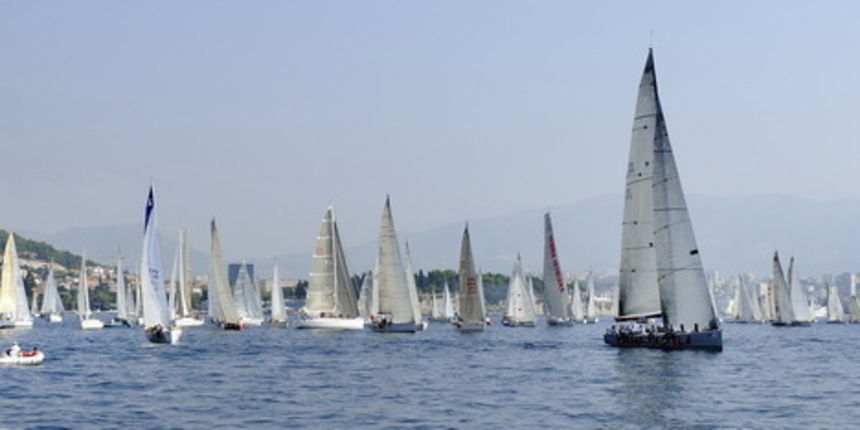 Split, 240911.Na 80.Mrduja jubilarnoj regati izislo 242 plovila u borbu za veliki trofej. Na startu vjetar nije bio naklonjen jedrilicarima pa su mnogi satima plutali u bonaci.Na slici:  regata.Foto: Jadran Babic / CROPIX