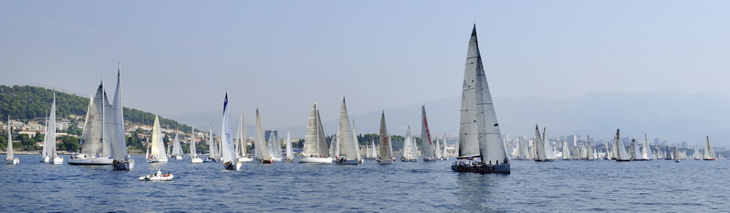 Split, 240911.Na 80.Mrduja jubilarnoj regati izislo 242 plovila u borbu za veliki trofej. Na startu vjetar nije bio naklonjen jedrilicarima pa su mnogi satima plutali u bonaci.Na slici:  regata.Foto: Jadran Babic / CROPIX