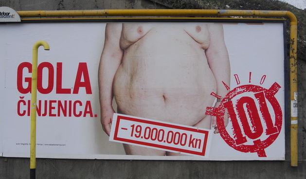 Zagreb, 160110.
Gola cinjenica – provokativni jumbo plakat Radija 101 s aluzijom na protekle predsjednicke izbore postavljen je na nekoliko mjesta u gradu.
Foto: Milivoj Keber / CROPIX