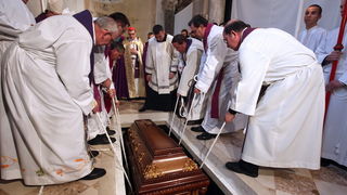 Zadar, 300110.
Pogreb zadarskog nadbiskupa Ivana Prendje u crkvi Svete Stosije.
Zadarski nadbiskup Ivan Prendja preminuo je iznenada  25. sijecnja 2010. godine u Zagrebu u 71. godini zivota, nakon 46 godina svecenistva i 20 godina biskupstva.
Misu drzi ka