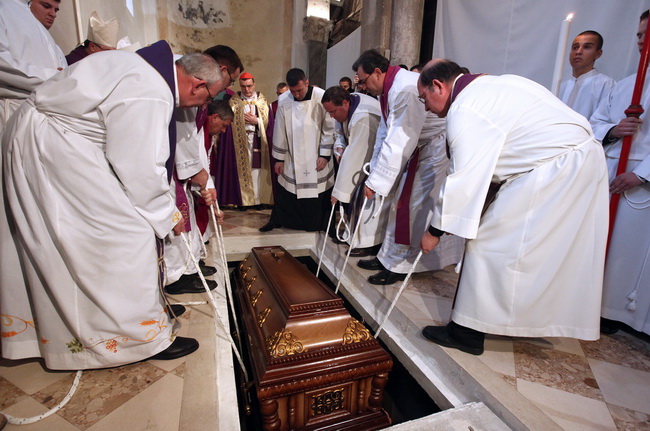 Zadar, 300110.
Pogreb zadarskog nadbiskupa Ivana Prendje u crkvi Svete Stosije.
Zadarski nadbiskup Ivan Prendja preminuo je iznenada  25. sijecnja 2010. godine u Zagrebu u 71. godini zivota, nakon 46 godina svecenistva i 20 godina biskupstva.
Misu drzi ka