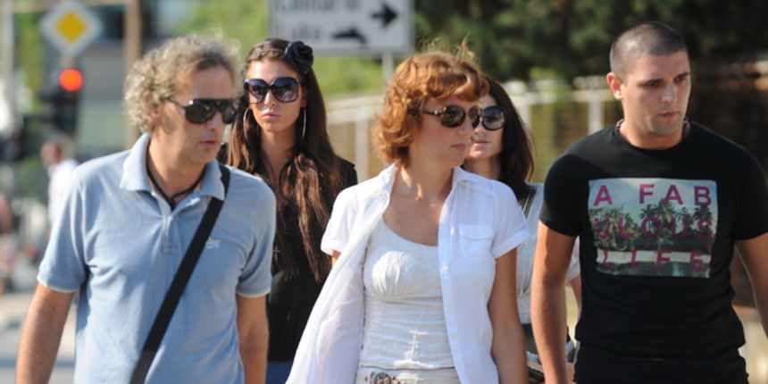 Zadar, 140710.
Danas je na Opcinskom sudu u Zadru nastavljeno sudjenje Avi Karabatic i njenom decku Spiri Milicicu optuzenima za iznudu.Na fotografiji :Ava i Spiro dolaze na sud u pratnji odvjetnice i Avinih roditelja.
Foto : Andrija Lucic / CROPIX Zadar, 140710.
Danas je na Opcinskom sudu u Zadru nastavljeno sudjenje Avi Karabatic i njenom decku Spiri Milicicu optuzenima za iznudu.Na fotografiji :Ava i Spiro dolaze na sud u pratnji odvjetnice i Avinih roditelja.
Foto : Andrija Lucic / CROPIX