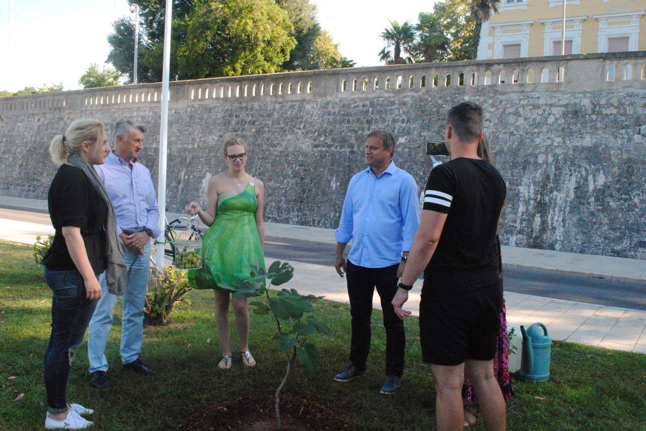 Gradonačelnik Dukić i župan Longin posadili smokvu kod Morskih orgulja