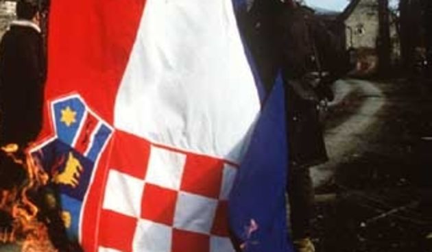 Zapaljena zastava RH (Foto: blog.hr)