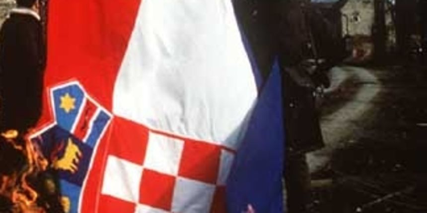 Zapaljena zastava RH (Foto: blog.hr) Zapaljena zastava RH (Foto: blog.hr)