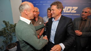 Zadar, 190513.
Lokalni izbori 2013.
Stozer HDZ-a.
HDZ slavi pobjedu na lokalnim izborima. Prema nesluzbenim rezultatima pobijedili su u utrci za zupanijsku skupstinu, gradsko vijece, stari novi zupan Stipe Zrilic je takodjer premocno pobijedio, a Bozidar Zadar, 190513.
Lokalni izbori 2013.
Stozer HDZ-a.
HDZ slavi pobjedu na lokalnim izborima. Prema nesluzbenim rezultatima pobijedili su u utrci za zupanijsku skupstinu, gradsko vijece, stari novi zupan Stipe Zrilic je takodjer premocno pobijedio, a Bozidar