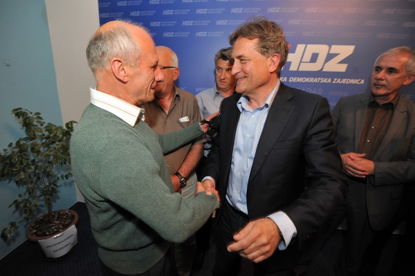 Zadar, 190513.
Lokalni izbori 2013.
Stozer HDZ-a.
HDZ slavi pobjedu na lokalnim izborima. Prema nesluzbenim rezultatima pobijedili su u utrci za zupanijsku skupstinu, gradsko vijece, stari novi zupan Stipe Zrilic je takodjer premocno pobijedio, a Bozidar Zadar, 190513.
Lokalni izbori 2013.
Stozer HDZ-a.
HDZ slavi pobjedu na lokalnim izborima. Prema nesluzbenim rezultatima pobijedili su u utrci za zupanijsku skupstinu, gradsko vijece, stari novi zupan Stipe Zrilic je takodjer premocno pobijedio, a Bozidar