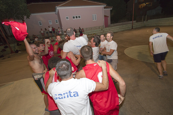 Ljetna liga: Proslava naslova kosarkasa Maraske, foto: Kristijan Orlic Ljetna liga: Proslava naslova kosarkasa Maraske, foto: Kristijan Orlic