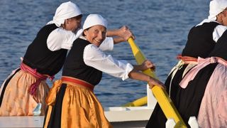 Krapanj: Održana tradicionalna ženska regata gajeta na vesla. Photo: Hrvoje Jelavić/PIXSELL Krapanj: Održana tradicionalna ženska regata gajeta na vesla. Photo: Hrvoje Jelavić/PIXSELL