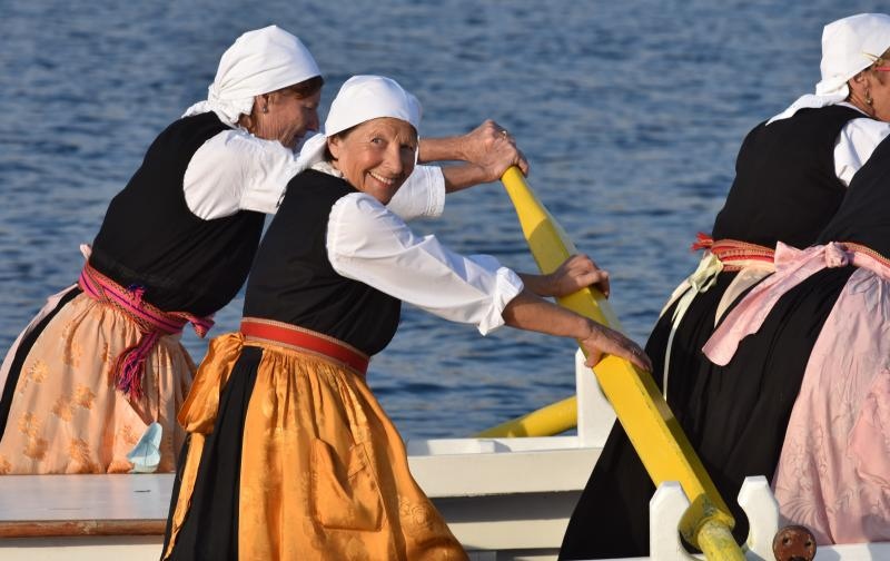 Krapanj: Održana tradicionalna ženska regata gajeta na vesla. Photo: Hrvoje Jelavić/PIXSELL Krapanj: Održana tradicionalna ženska regata gajeta na vesla. Photo: Hrvoje Jelavić/PIXSELL