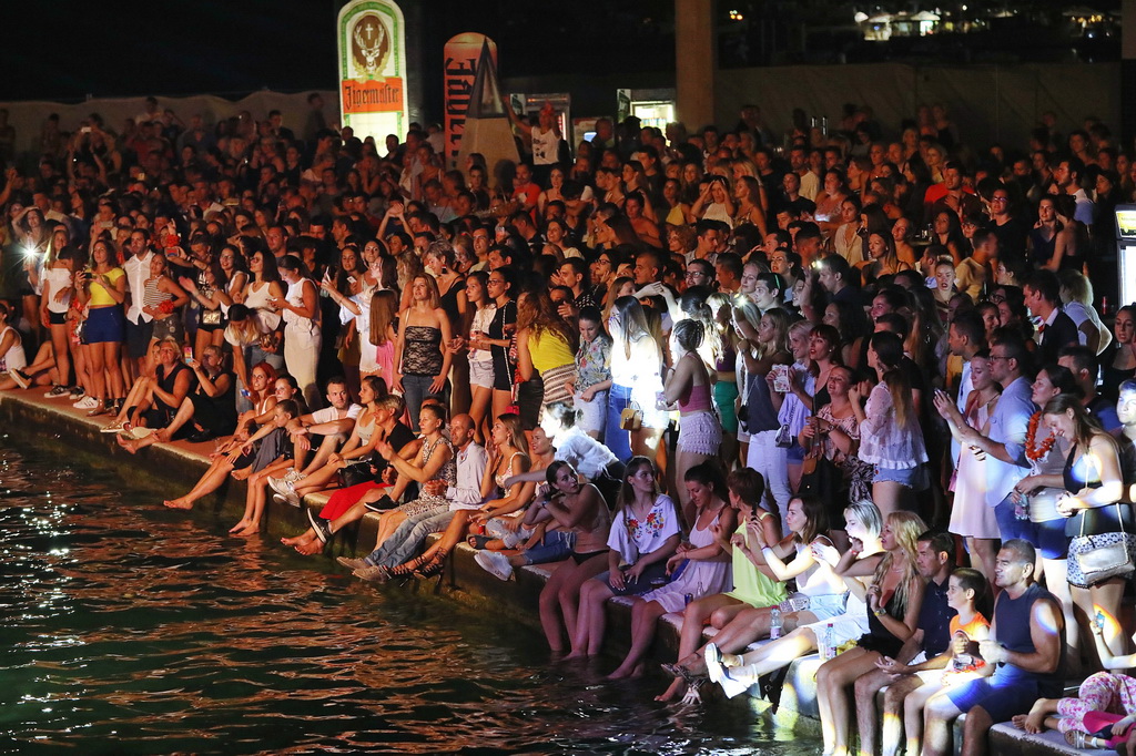 Fenomenalni Petar Grašo raspjevao i rasplesao Biograd Fenomenalni Petar Grašo raspjevao i rasplesao Biograd