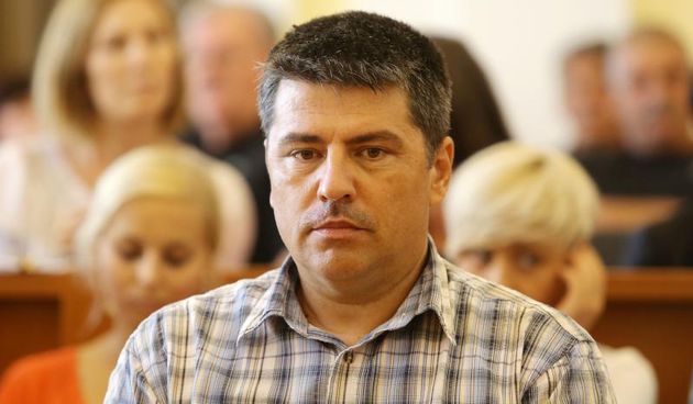 09.09.2013., Zadar – Bivsi sibenski vatrogasni zapovjednik Drazen Slavica nepravomocno je oslobodjen odgovornosti za stradavanje 13 mladih vatrogasaca na Kornatu. Oslobodjen je po svim tockama optuznice jer nema dovoljno dokaza. Tuziteljstvo je Slavicu