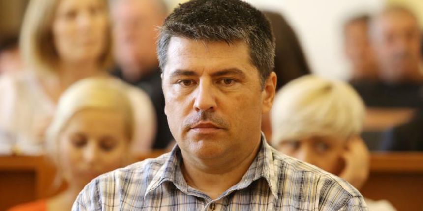 09.09.2013., Zadar – Bivsi sibenski vatrogasni zapovjednik Drazen Slavica nepravomocno je oslobodjen odgovornosti za stradavanje 13 mladih vatrogasaca na Kornatu. Oslobodjen je po svim tockama optuznice jer nema dovoljno dokaza. Tuziteljstvo je Slavicu