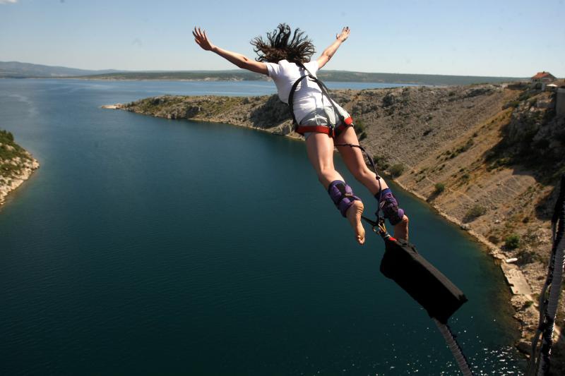 28.6.2014., Maslenica – Gimnasticar Marijo Moznik otvorio je sezonu bungee skokova s Maslenickog mosta. On je izveo dvostruki salto s uronom u more. Photo: Dino Stanin/PIXSELL