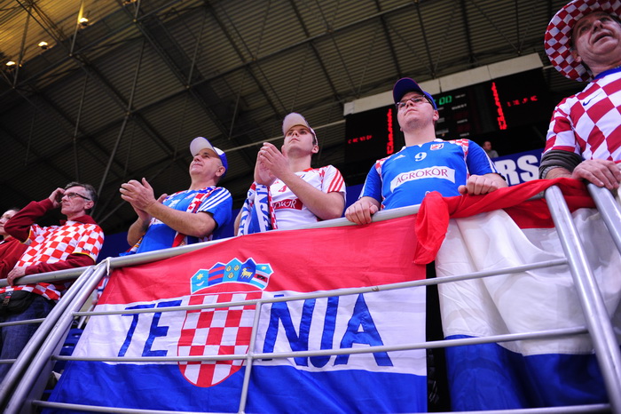 Vrsac, 160112.
Europsko prvenstvo u rukometu u Srbiji.
Prvo kolo, utakmica izmedju Hrvatske i Islanda.
Na slici: Hrvatski navijaci.
Foto: Drazen Aleksic / CROPIX Vrsac, 160112.
Europsko prvenstvo u rukometu u Srbiji.
Prvo kolo, utakmica izmedju Hrvatske i Islanda.
Na slici: Hrvatski navijaci.
Foto: Drazen Aleksic / CROPIX