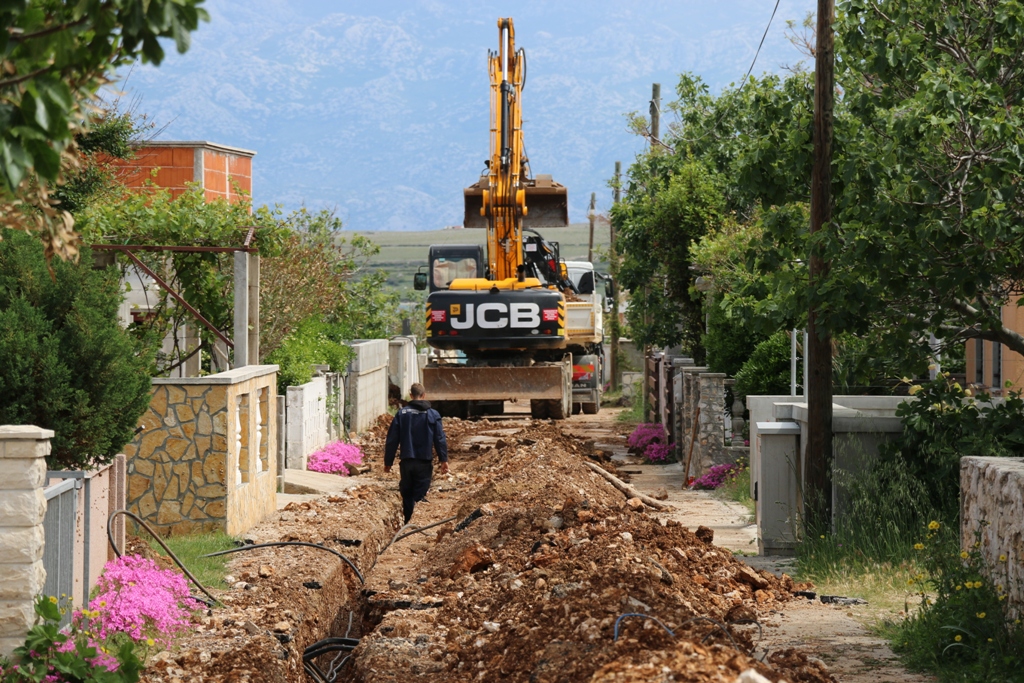 Vir: Radovi na postavljanju javne rasvjete i asfaltiranju prometnica Vir: Radovi na postavljanju javne rasvjete i asfaltiranju prometnica
