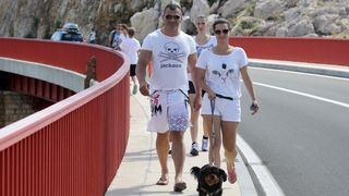 30.06.2013., Zadar – Povodom ulaska Republike Hrvatske u Europsku uniju mladic i djevojka skocili su s Maslenickog mosta sa zastavom Europske unije, dok je mladi Britanac skocio sa hrvatskom zastavom. Photo: Filip Brala/PIXSELL Autor  Filip Brala/PIXSEL