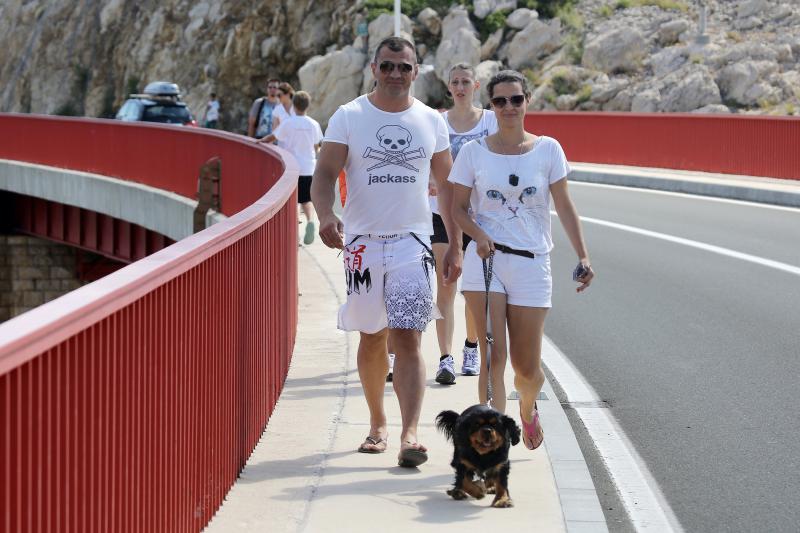 30.06.2013., Zadar – Povodom ulaska Republike Hrvatske u Europsku uniju mladic i djevojka skocili su s Maslenickog mosta sa zastavom Europske unije, dok je mladi Britanac skocio sa hrvatskom zastavom. Photo: Filip Brala/PIXSELL Autor  Filip Brala/PIXSEL